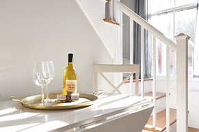 Beautiful Renovated Apartment Near King Street