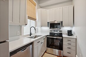 Beautiful Renovated Apartment Near King Street