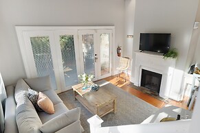 Beautiful Renovated Apartment Near King Street