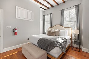 Beautiful Renovated Apartment Near King Street