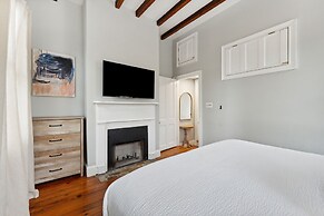 Beautiful Renovated Apartment Near King Street