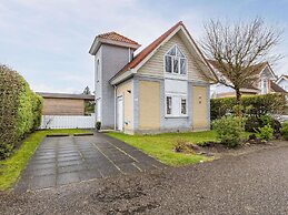 Well Furnished Villa With Garden Near the Beach