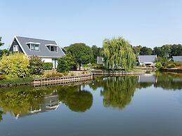 Detached Villa With Washing Machine, Around a Lake Area