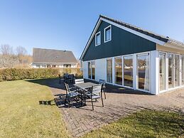 Detached Villa With Washing Machine, Around a Lake Area