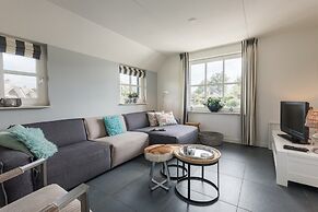 Giethoorn Villa With Modern Touch