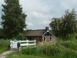 Thatched Villa With a Dishwasher at Giethoorn