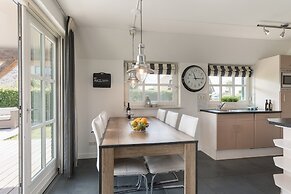 Giethoorn Villa With Modern Touch