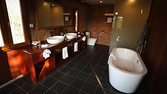 Farmhouse Resort & Spa