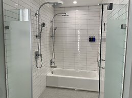 The Viv Hotel, Anaheim, a Tribute Portfolio Hotel