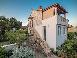 Supetar Central Child-friendly and Dog-friendly Apartment Near Beach