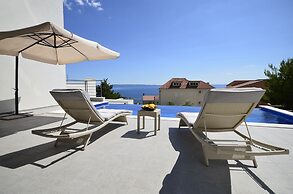 Villa Nina Makarska With Heated Infinity Pool of 33 m2 and Stunning se