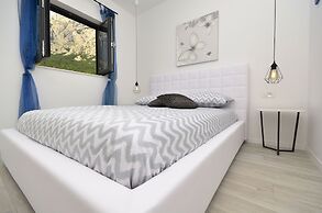 Villa Nina Makarska With Heated Infinity Pool of 33 m2 and Stunning se