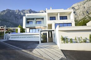 Villa Nina Makarska With Heated Infinity Pool of 33 m2 and Stunning se
