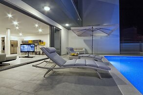 Villa Nina Makarska With Heated Infinity Pool of 33 m2 and Stunning se