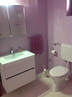 Apartment in Villa, Private Pool, big Garden, Close to sea and Old Zad