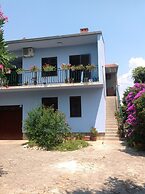 Apartment in Villa, Private Pool, big Garden, Close to sea and Old Zad