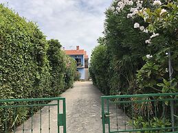 Apartment in Villa, Private Pool, big Garden, Close to sea and Old Zad