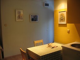 Apartment in Villa, Private Pool, big Garden, Close to sea and Old Zad