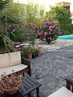 Apartment in Villa, Private Pool, big Garden, Close to sea and Old Zad