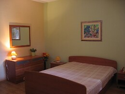 Apartment in Villa, Private Pool, big Garden, Close to sea and Old Zad