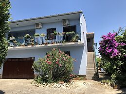 Apartment in Villa, Private Pool, big Garden, Close to sea and Old Zad