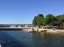 Apartment in Villa, Private Pool, big Garden, Close to sea and Old Zad