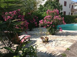 Apartment in Villa, big Garden, Private Pool, Close to Beach and Zadar