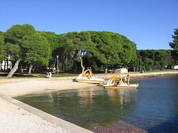 Apartment in Villa, big Garden, Private Pool, Close to Beach and Zadar