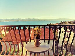 Holiday Apartment With a Balcony and sea View, Just 300 Metres From th