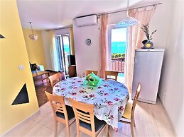 Holiday Apartment With a Balcony and sea View, Just 300 Metres From th