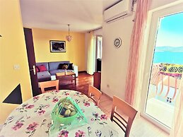 Holiday Apartment With a Balcony and sea View, Just 300 Metres From th