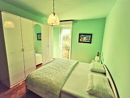 Holiday Apartment With a Balcony and sea View, Just 300 Metres From th