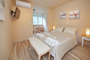 Few Steps From the Center - new and Modern Apartment for 4 Persons