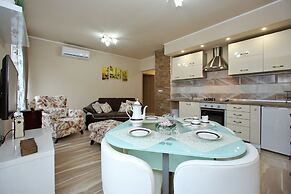 Few Steps From the Center - new and Modern Apartment for 4 Persons