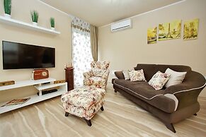 Few Steps From the Center - new and Modern Apartment for 4 Persons