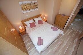 Few Steps From the Center - new and Modern Apartment for 4 Persons