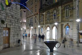 Double Bedroom Apartment on Great Location With Balcony!!