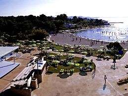 The Apartments Consists of two Bedrooms, a Bathroom, a Kitchen and a L