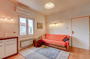 The Apartments Consists of two Bedrooms, a Bathroom, a Kitchen and a L