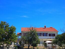 Spacious and Sunny Apartment, Island Rab