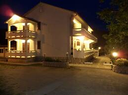 Beautiful Apartment With Balcony on Island Rab