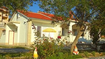 Pretty Apartment With Terrace on Island Rab