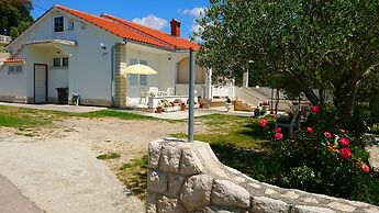 Pretty Apartment With Terrace on Island Rab