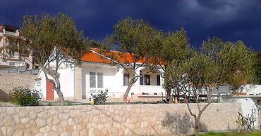 Pretty Apartment With Terrace on Island Rab