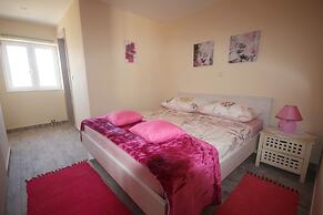 Apartment Rustica With 2 Bedrooms