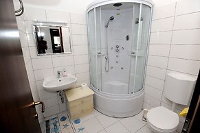 Holiday House With Pool