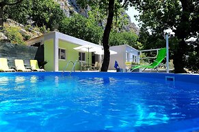 Holiday House With Pool