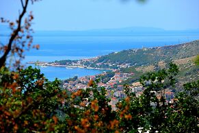 Holiday House With Pool
