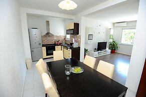 Holiday House With Pool