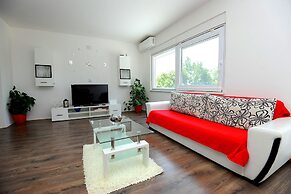 Holiday House With Pool